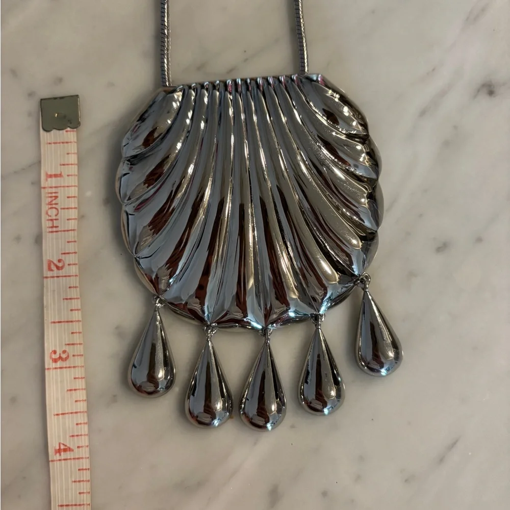 Shell Pendant statement Necklace - Picture 2 of 9